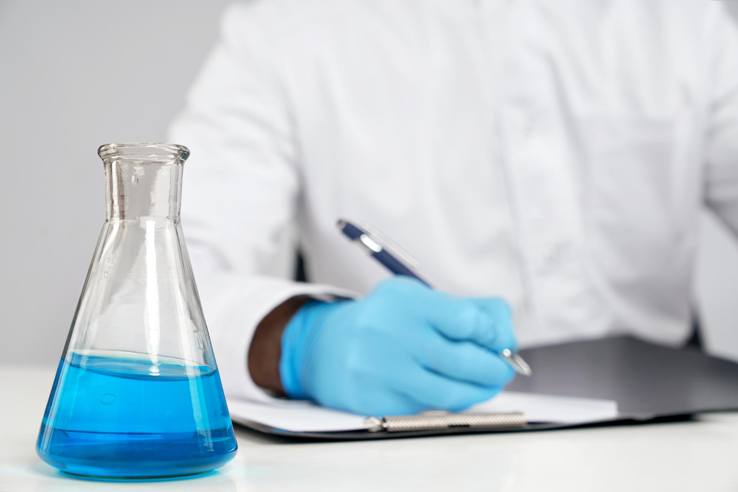 Especialista de laboratorio con tableta